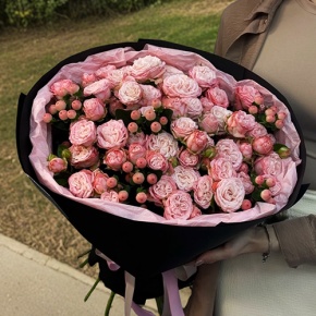 Букет из кустовых роз Бомбастик и гиперикума (50 см) в Краснозаводске