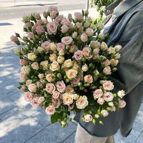 Букет из 31 кустовой розы микс (70 см) в Краснозаводске