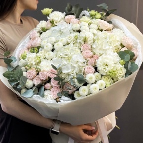 Букет "Пастелла" из кустовых пионовидных роз, Голландской Гортензии, эустомы, хризантемы Ньютон и эвкалипта в Краснозаводске