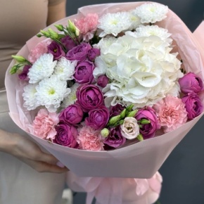 Букет "Вуаль" из хризантемы, кустовых пионовидных роз Мисти Баблз, диантусов, Голландской гортензии и эустом в Краснозаводске