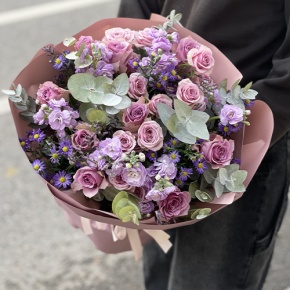 Букет "Хрустальный" из роз, астера и ароматных маттиол в Краснозаводске