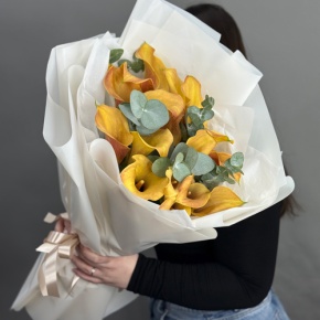 Букет из 17 оранжевых калл с эвкалиптом в Краснозаводске