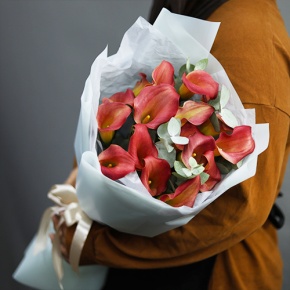 Букет из 17 нежных калл с эвкалиптом в Краснозаводске