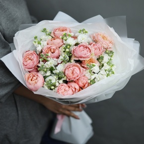 Букет "Наоми" из кустовых пионовидных роз Джульетта и ароматных маттиол в Краснозаводске