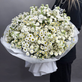 Букет "Эдем" из хризантем, маттиол и ромашек в Краснозаводске