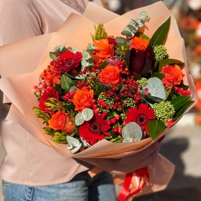Букет "На заре" из роз, калины, скиммии, гиперикума, сафари, гербер и капса в Краснозаводске