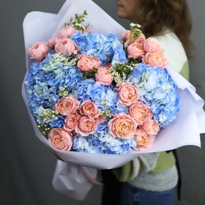 Букет "Тону в твоих глазах" из кустовых пионовидных роз Джульетта, хамелациума и гортензий в Краснозаводске