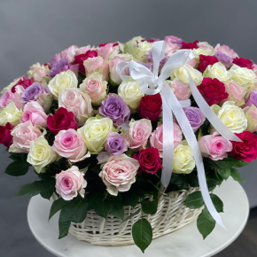 Композиция в корзине из 101 розы микс в Краснозаводске