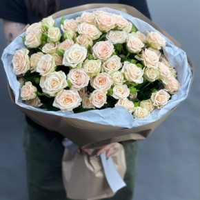 Нежный букет из 17 кремовых кустовых роз (60 см) в Краснозаводске