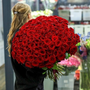 Букет 101 красная роза Ред Наоми (60 см) в Краснозаводске
