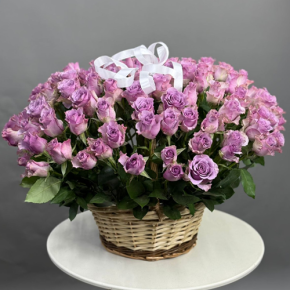 Композиция в корзине из 131 кенийской розы (40 см) в Краснозаводске