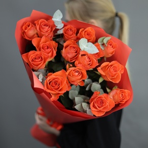 Букет из 15 морковных роз с эвкалиптом (70 см) в Краснозаводске