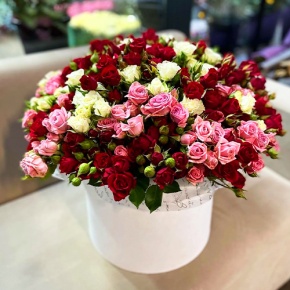 Композиция в шляпной коробке из 101 кустовой розы микс (50 см) в Краснозаводске