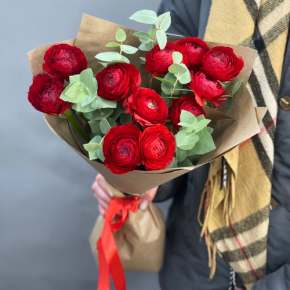 Букет из 11 ранункулюсов и эвкалипта в Краснозаводске