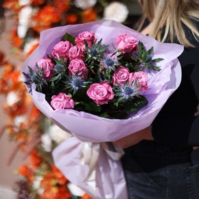Букет "Базилио" из роз Меритим и веточек эрингиума в Краснозаводске