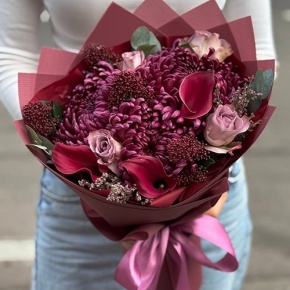 Букет "Импульс" из скиммии, калл, роз и хризантем Бигоуди в Краснозаводске