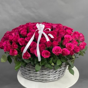 Композиция в корзине из 101 малиновой розы (40 см) в Краснозаводске