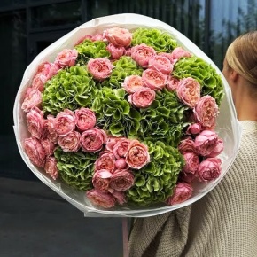 Букет "Фреш леди" из Голландских гортензий и пионовидных кустовых роз Джульетта в Краснозаводске