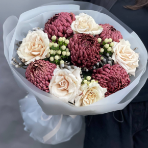 Букет "Всё что тебе касается" из хризантем Бигоуди, роз Эквадор Квиксенд и гиперикума в Краснозаводске