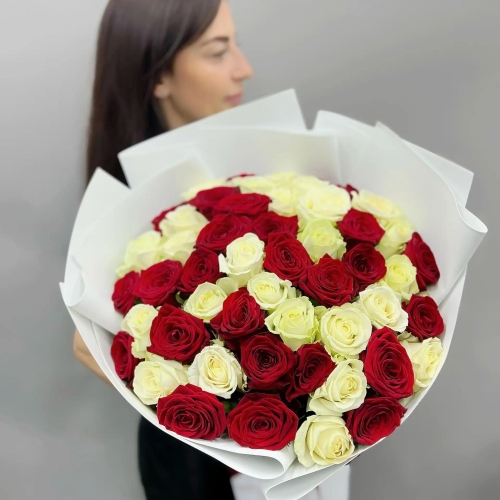 Букет из 51 красно-белой розы 70 см в Краснозаводске