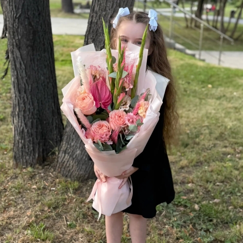 Букет на 1 сентября с гладиолусами, розами и антуриумом в Краснозаводске