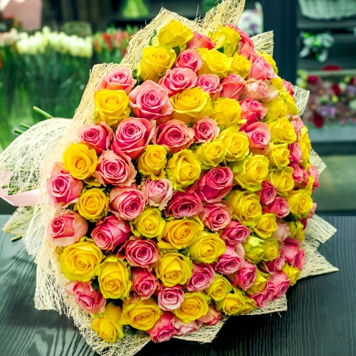 Букет из 101 розовой и лимонной розы (50 см) в Краснозаводске