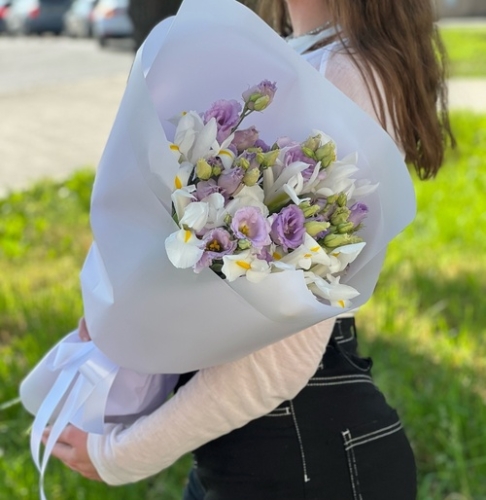 Букет "Вива ла дива" из эустом и ирисов в Краснозаводске