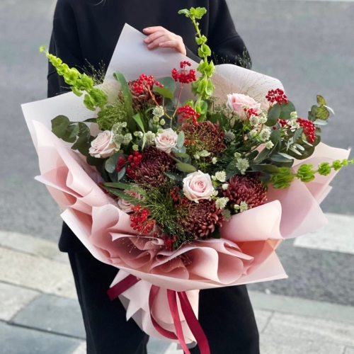 Букет "Вернисаж" из калины, хризантем Бигоуди, молюцеллы, паникума, роз и астранции в Краснозаводске