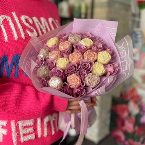 Букет из роз и шоколадных пионов в Краснозаводске