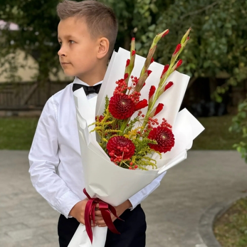 Букет на 1 сентября с красными гладиолусами, георгинами и калиной в Краснозаводске