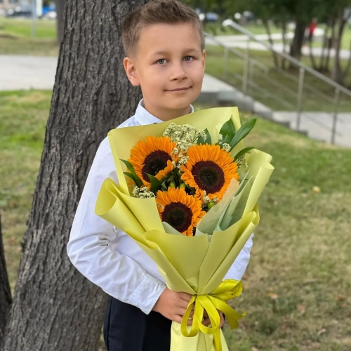 Букет на 1 сентября из 3 подсолнухов и лимониума в Краснозаводске
