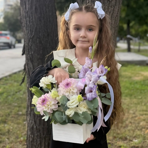 Композиция с георгинами на 1 сентября в белом ящике в Краснозаводске
