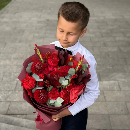 Букет с георгинами, розами и леукадендроном в Краснозаводске