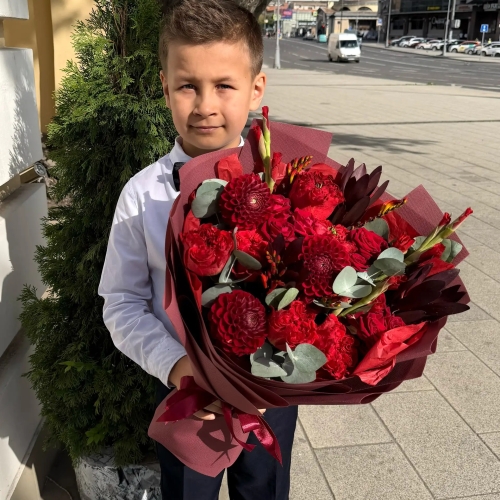 Букет с георгинами, розами и леукадендроном в Краснозаводске
