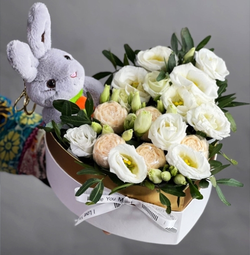 Композиция в коробке сердца из шоколадных пионов и эустом в Краснозаводске